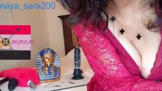 الملكة سارة مركّبة فحل فوقها… والكلب بتاعها واقف بيتفرّج وبيشحت لحسة من طيزها – نيك وإهانة تقطع الرجولة!