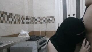 جوزي رجع بدري من الشغل ولقاني في المطبخ… فشخني نيك جامد في الكس والطيز وسط آهات نار 🔥💦
