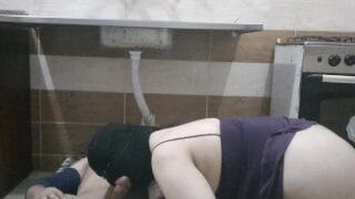 شرموطه ينيكها سبّاك وسّع كسّها بصوابعه قبل ما يفشخها نيك عنيف يخلّيها ترعش وتصرّخ